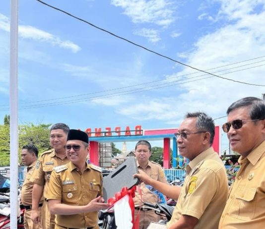 Pemkab Kolaka Serahkan 61 Unit Sepeda Motor, Dukung Kinerja Petugas Lapangan dan Tingkatkan PAD