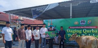 Polres Kolaka Salurkan Daging Qurban Kepada Masyarakat