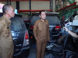 Bupati Kolaka Tinjau Gudang Aset Daerah, Kendaraan Tak Layak Pakai Bakal Dilelang