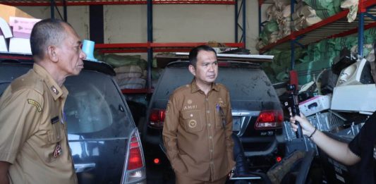 Bupati Kolaka Tinjau Gudang Aset Daerah, Kendaraan Tak Layak Pakai Bakal Dilelang