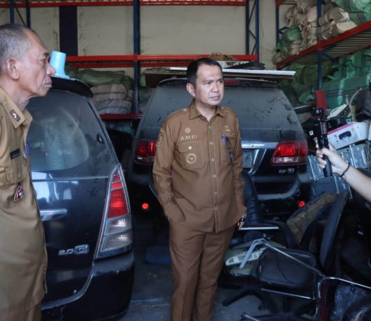 Bupati Kolaka Tinjau Gudang Aset Daerah, Kendaraan Tak Layak Pakai Bakal Dilelang