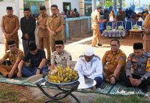 Bupati Kolaka Letakkan Batu Pertama Pembangunan Masjid Nurul Ma’rifah, Serahkan Bantuan Rp75 Juta