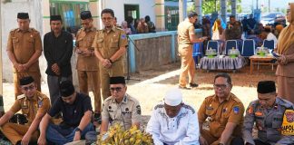 Bupati Kolaka Letakkan Batu Pertama Pembangunan Masjid Nurul Ma’rifah, Serahkan Bantuan Rp75 Juta