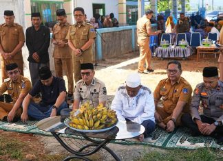Bupati Kolaka Letakkan Batu Pertama Pembangunan Masjid Nurul Ma’rifah, Serahkan Bantuan Rp75 Juta