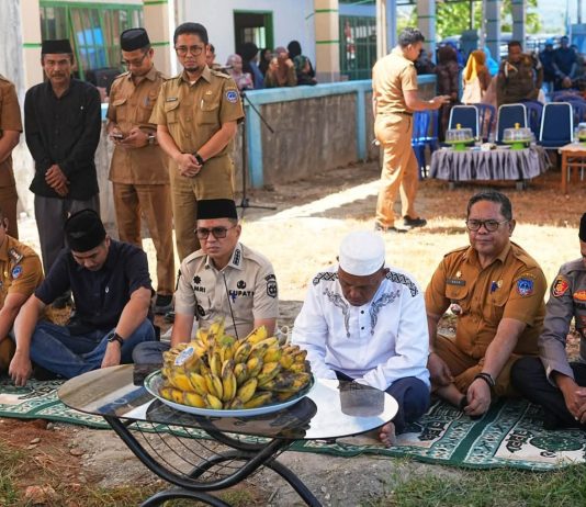 Bupati Kolaka Letakkan Batu Pertama Pembangunan Masjid Nurul Ma’rifah, Serahkan Bantuan Rp75 Juta