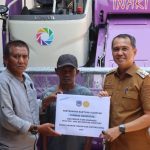 Bupati Kolaka Serahkan Combine Harvester untuk Petani Desa Awa, Tegaskan Komitmen Tingkatkan Produktivitas Pertanian dan Pelayanan Sosial