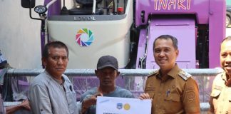 Bupati Kolaka Serahkan Combine Harvester untuk Petani Desa Awa, Tegaskan Komitmen Tingkatkan Produktivitas Pertanian dan Pelayanan Sosial