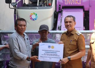 Bupati Kolaka Serahkan Combine Harvester untuk Petani Desa Awa, Tegaskan Komitmen Tingkatkan Produktivitas Pertanian dan Pelayanan Sosial
