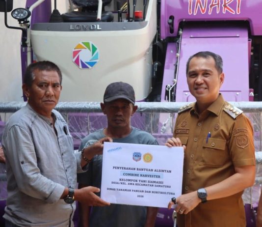 Bupati Kolaka Serahkan Combine Harvester untuk Petani Desa Awa, Tegaskan Komitmen Tingkatkan Produktivitas Pertanian dan Pelayanan Sosial